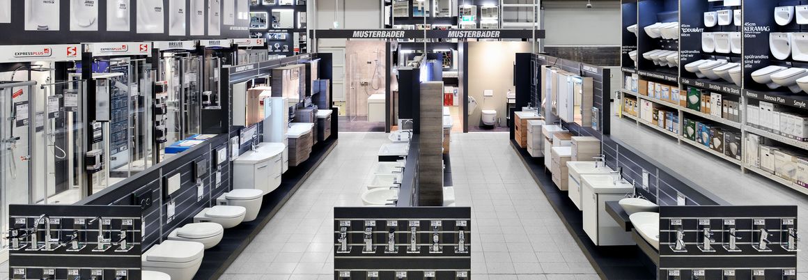 Badausstellung mit verschiedenen Waschbecken, Toiletten und Badewannen